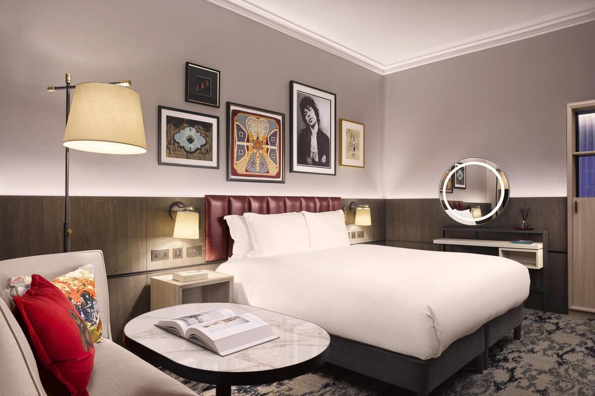 Kamar, 1 Tempat Tidur King (Trafalgar) | Seprai katun Mesir, seprai premium, minibar gratis, dan brankas