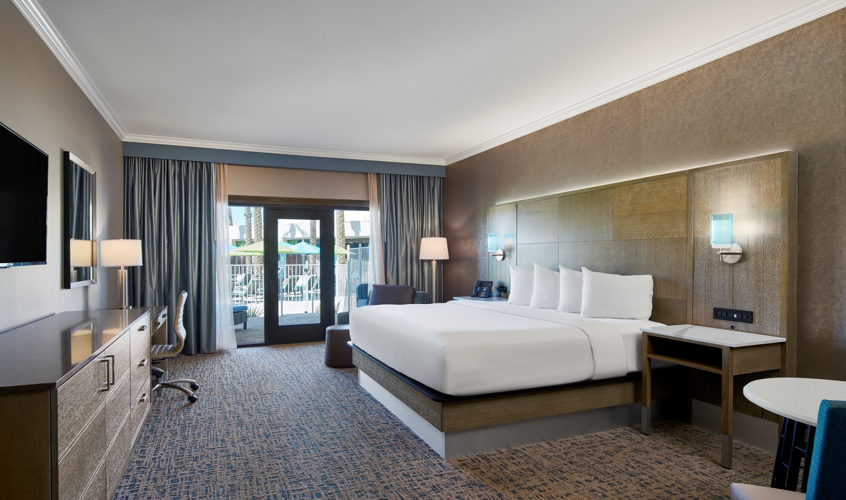 Resort Premium Pool View Room , 1 King | Brankas, setrika/meja setrika, dan tempat tidur lipat/tambahan