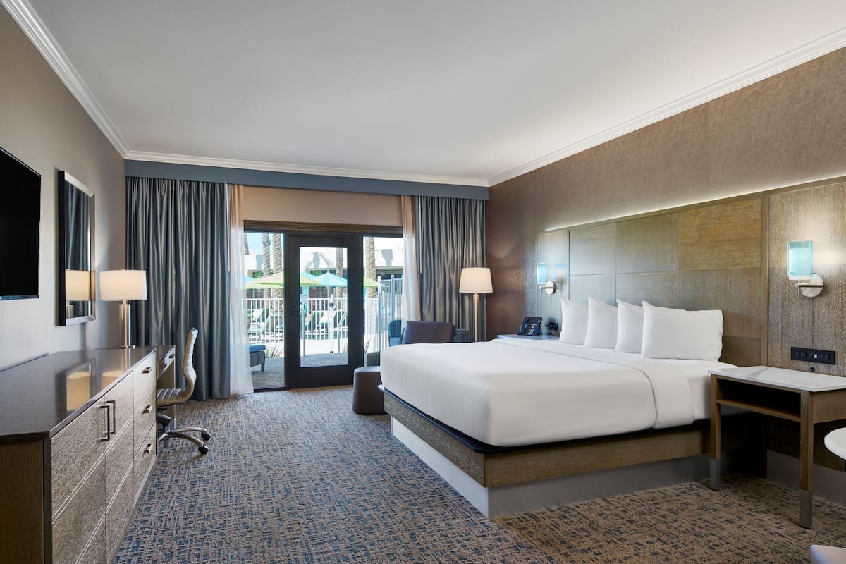 Resort Premium Pool View Room , 1 King