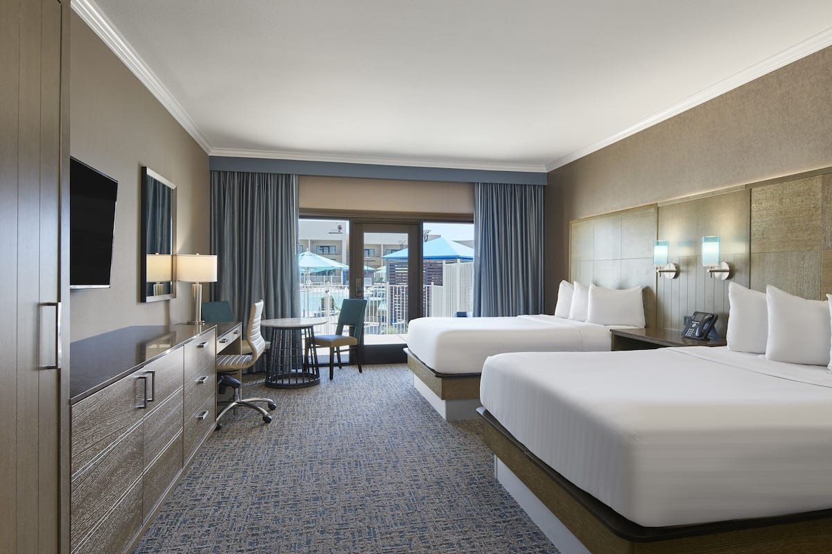 Resort Premium Pool View Room , 2 Queens