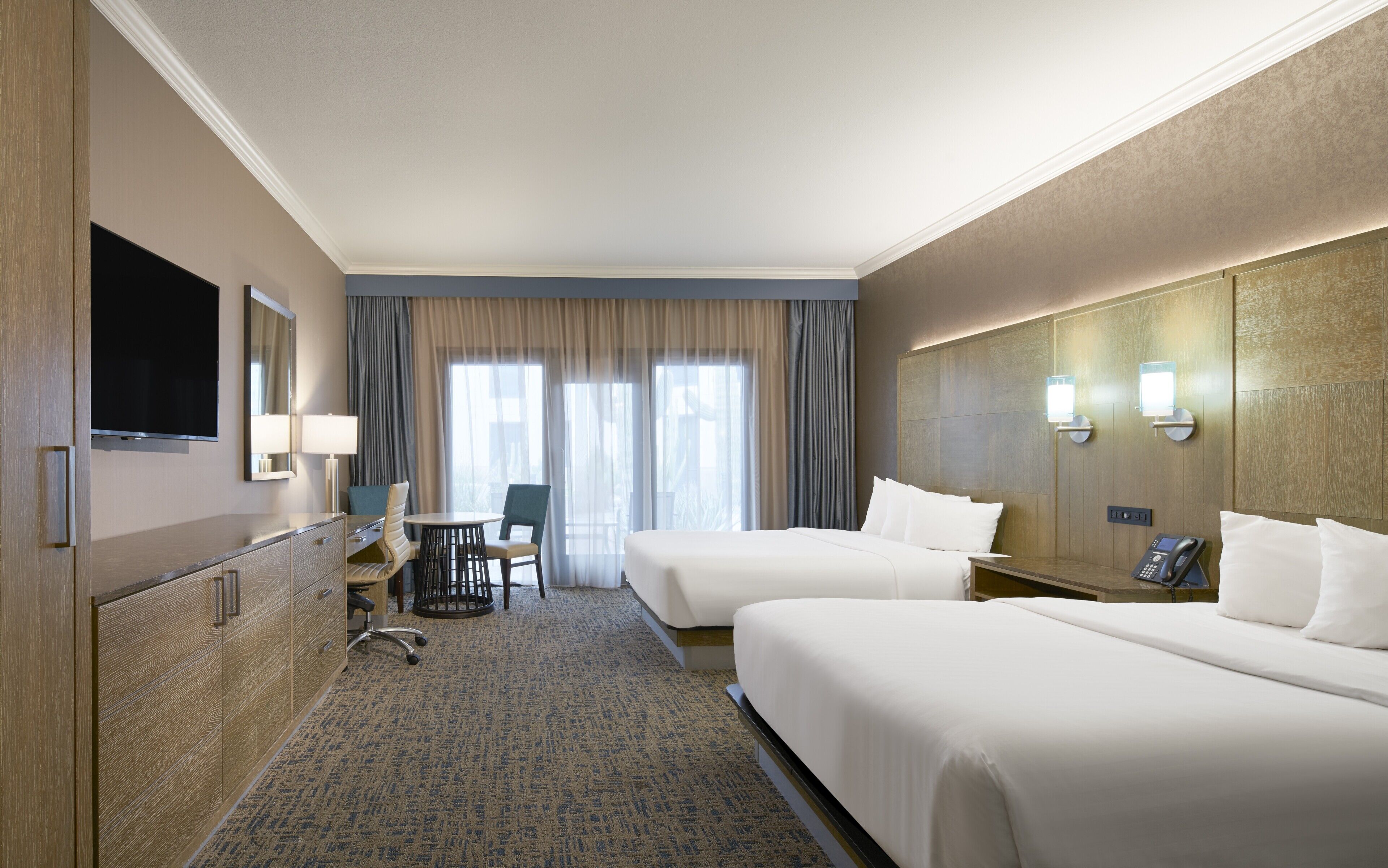 Resort Luxury Room , 2 Queens | Brankas, setrika/meja setrika, dan tempat tidur lipat/tambahan