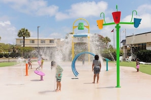 A water play area with multiple water jets and a sign for Hotel Tybee. - Hotel Tybee (Tybee Island)