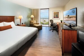 Bureau, rideaux occultants, fer et planche à repasser