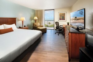 Escritorio, cortinas blackout y tabla de planchar con plancha