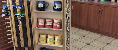 Una colección de tazas de Hotel Tybee en varios colores.