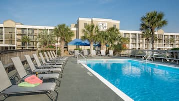 2 outdoor pools, pool loungers