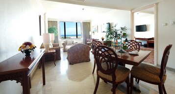 Club Room City View | In-room dining