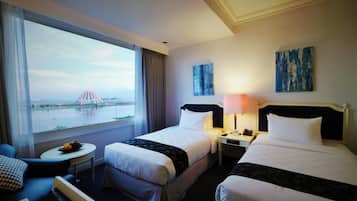Deluxe Room, Sea View | 1 bedroom, minibar, in-room safe, desk