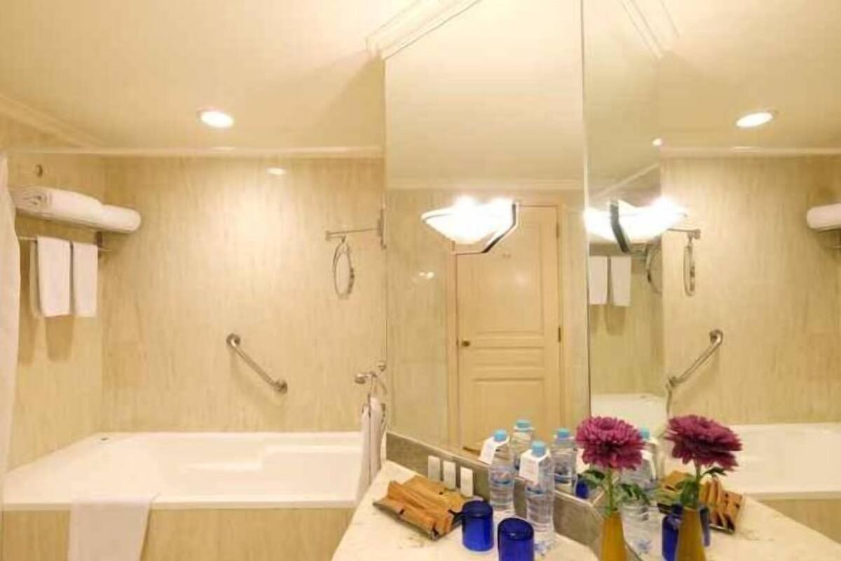 Bathroom | Jetted tub, rainfall showerhead, free toiletries, hair dryer