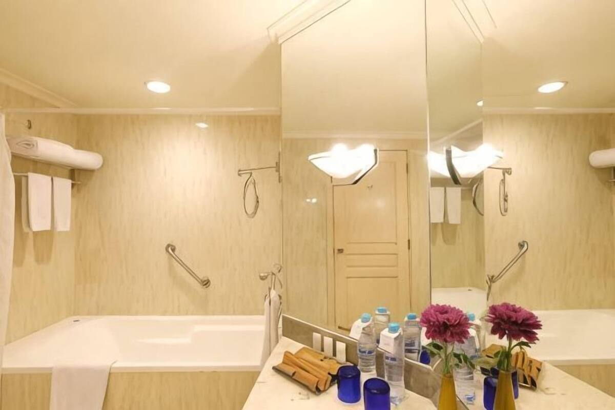 Baño | Bañera de hidromasaje y cabezal de ducha tipo lluvia