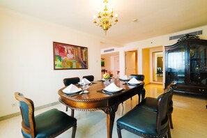 Aryaduta Suite | Dining room