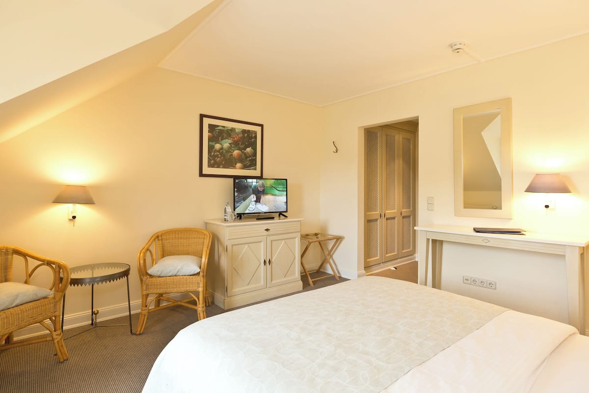 minibar, in-room safe, travel cot, free wifi