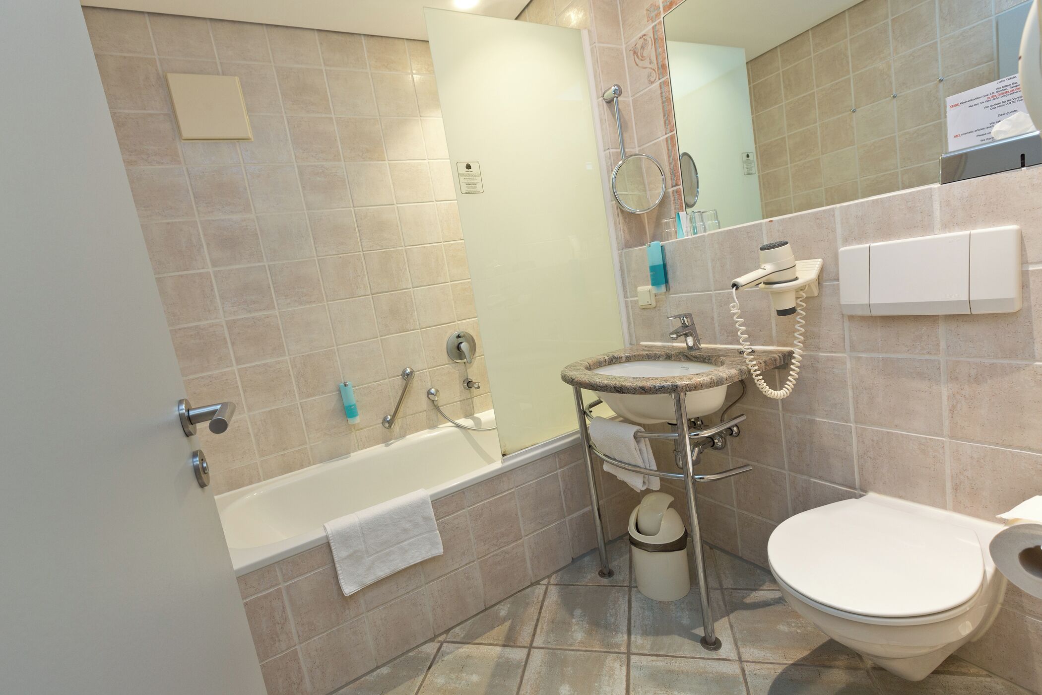 Un baño con bañera, lavabo e inodoro.