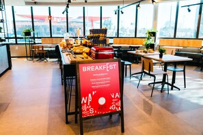 Café da manhã com buffet todos os dias mediante uma taxa