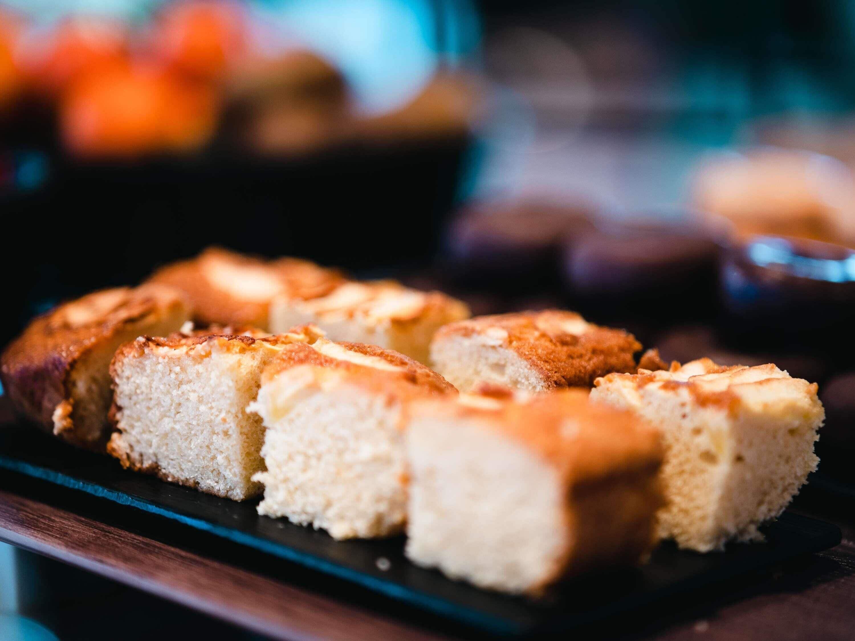 Una porción de pastel en un plato.
