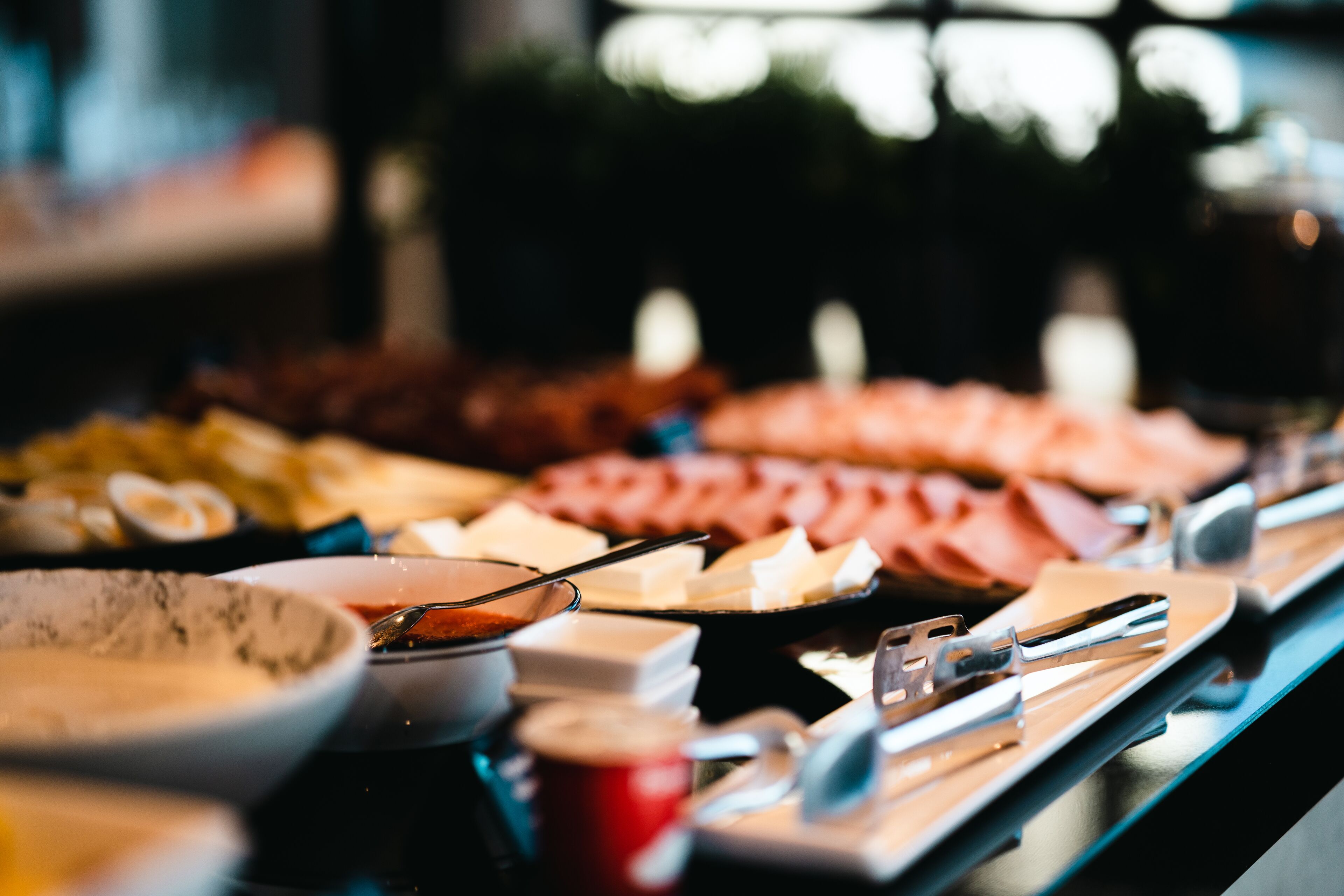 Un bufé con diversos alimentos y utensilios.