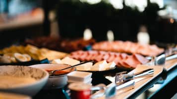 Un bufé con diversos alimentos y utensilios.