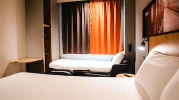 Kamer, meerdere bedden (New Bedding) | Luxe beddengoed, een bureau, gratis wifi, beddengoed