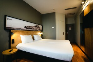 Standard Room, 2 Twin Beds | Premium bedding, desk, free WiFi, bed sheets