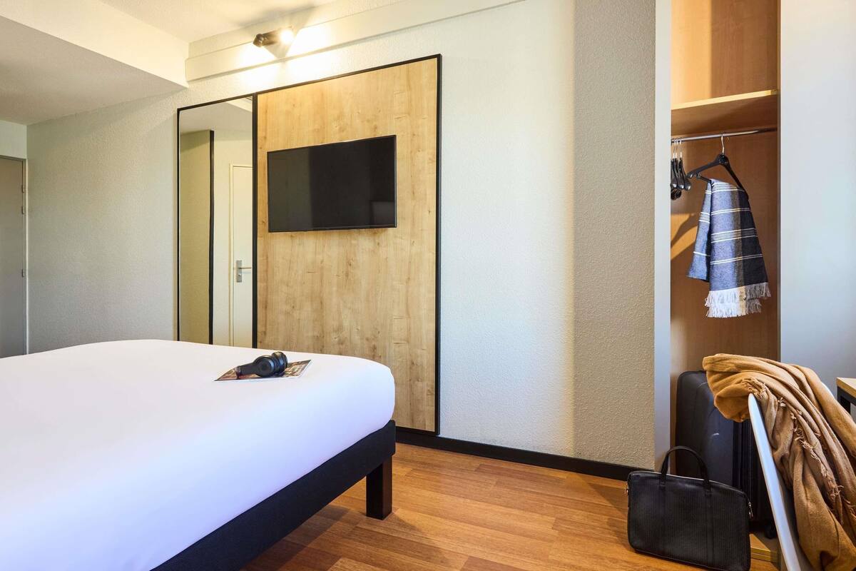 Premium bedding, desk, free WiFi, bed sheets