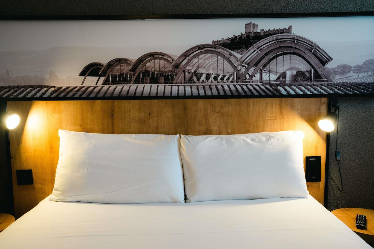 Room (New Bedding) | Premium bedding, desk, free WiFi, bed sheets
