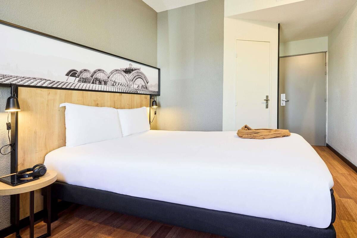 Standard Room, 2 Twin Beds | Premium bedding, desk, free WiFi, bed sheets