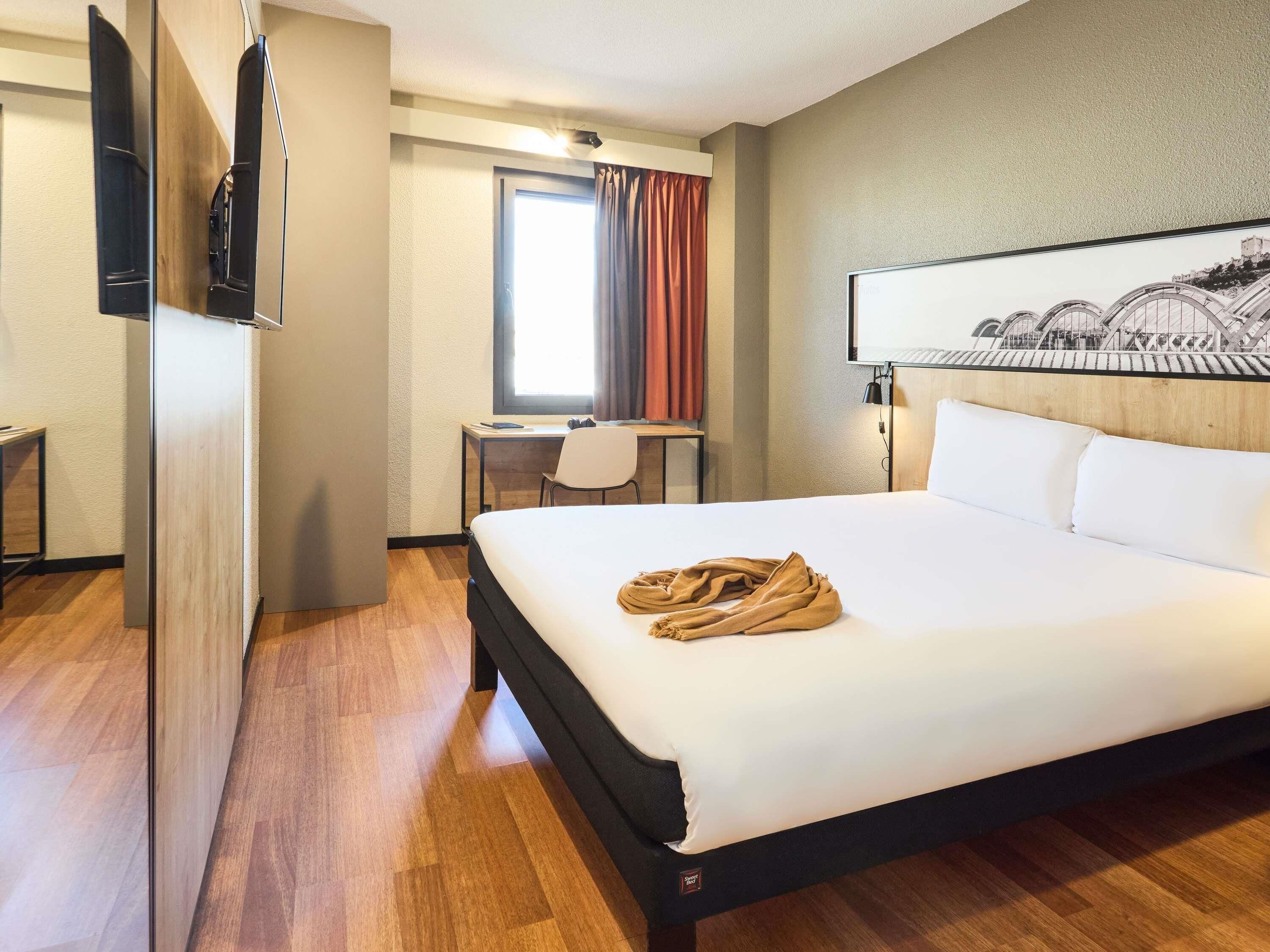 客房 (New Bedding) | 高档床上用品、办公桌、免费 WiFi、床单