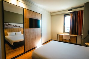 ルーム ダブルベッド 1 台 (New Bedding) | 高級寝具、デスク、WiFi (無料)、ベッドシーツ