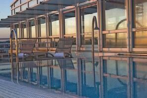 Piscine couverte, piscine extérieure, cabanons gratuits, chaises longues