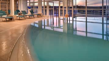 屋内プール、屋外プール、営業時間 8:00 ~ 22:00、プール パラソル、サンラウンジャー