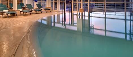 Piscina interna, piscina externa, funciona das 8h às 22h, guarda-sóis