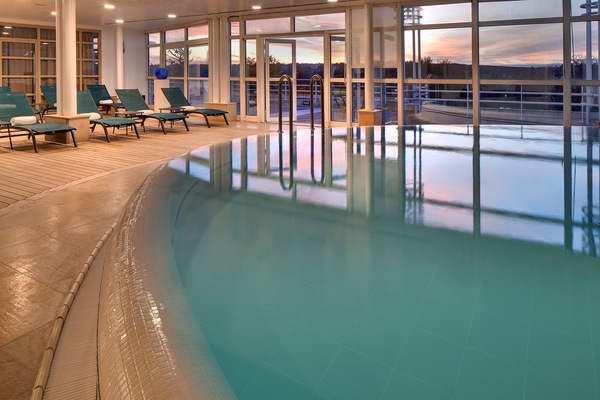 Piscina coperta, piscina all'aperto, ombrelloni da piscina, lettini