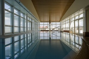 Piscine couverte, piscine extérieure, cabanons gratuits, chaises longues