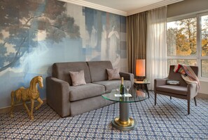 Suite Deluxe | Sala d'estar | Televisor de 15 polzades amb canals digitals 