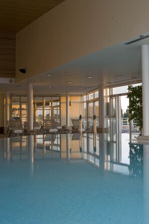 Piscine couverte, piscine extérieure, cabanons gratuits, chaises longues
