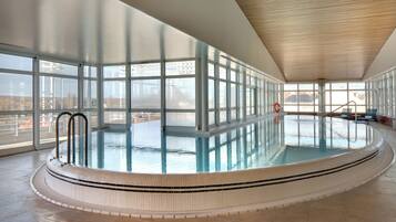 屋内プール、屋外プール、営業時間 8:00 ~ 22:00、プール パラソル、サンラウンジャー