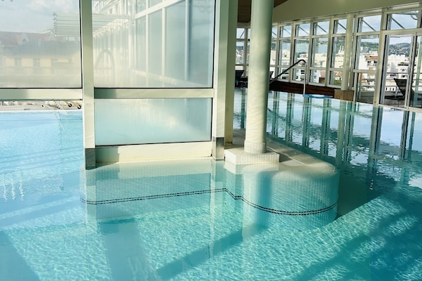 Innenpool, AuĂenpool, Sonnenschirme, LiegestĂŒhle