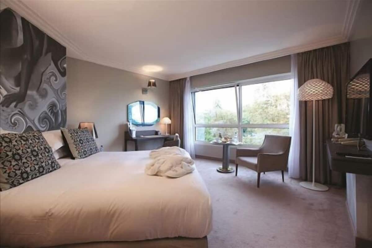 1 bedroom, down comforters, Select Comfort beds, minibar