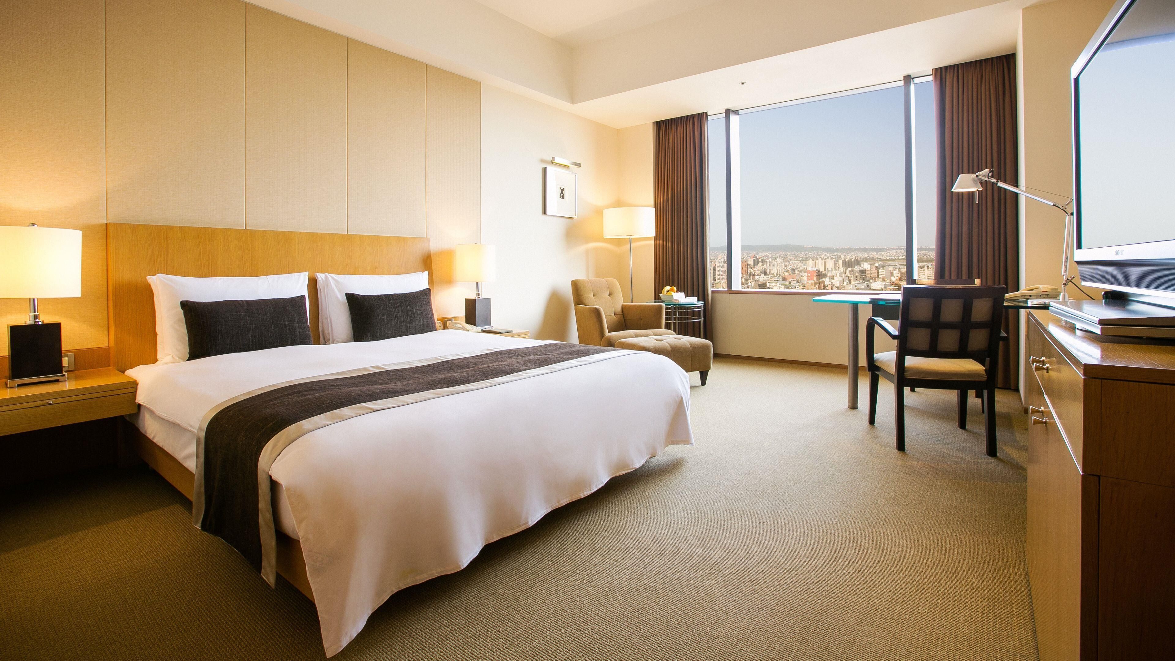 Minibar, Zimmersafe, Schreibtisch, laptopgeeigneter Arbeitsplatz