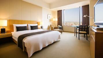 Minibar, caja de seguridad en la habitación y escritorio