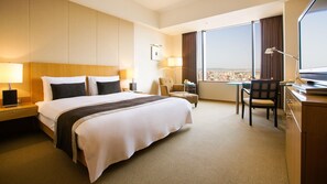 Minibar, in-room safe, desk, laptop workspace - Ambassador Hotel - Hsinchu (Hsinchu)