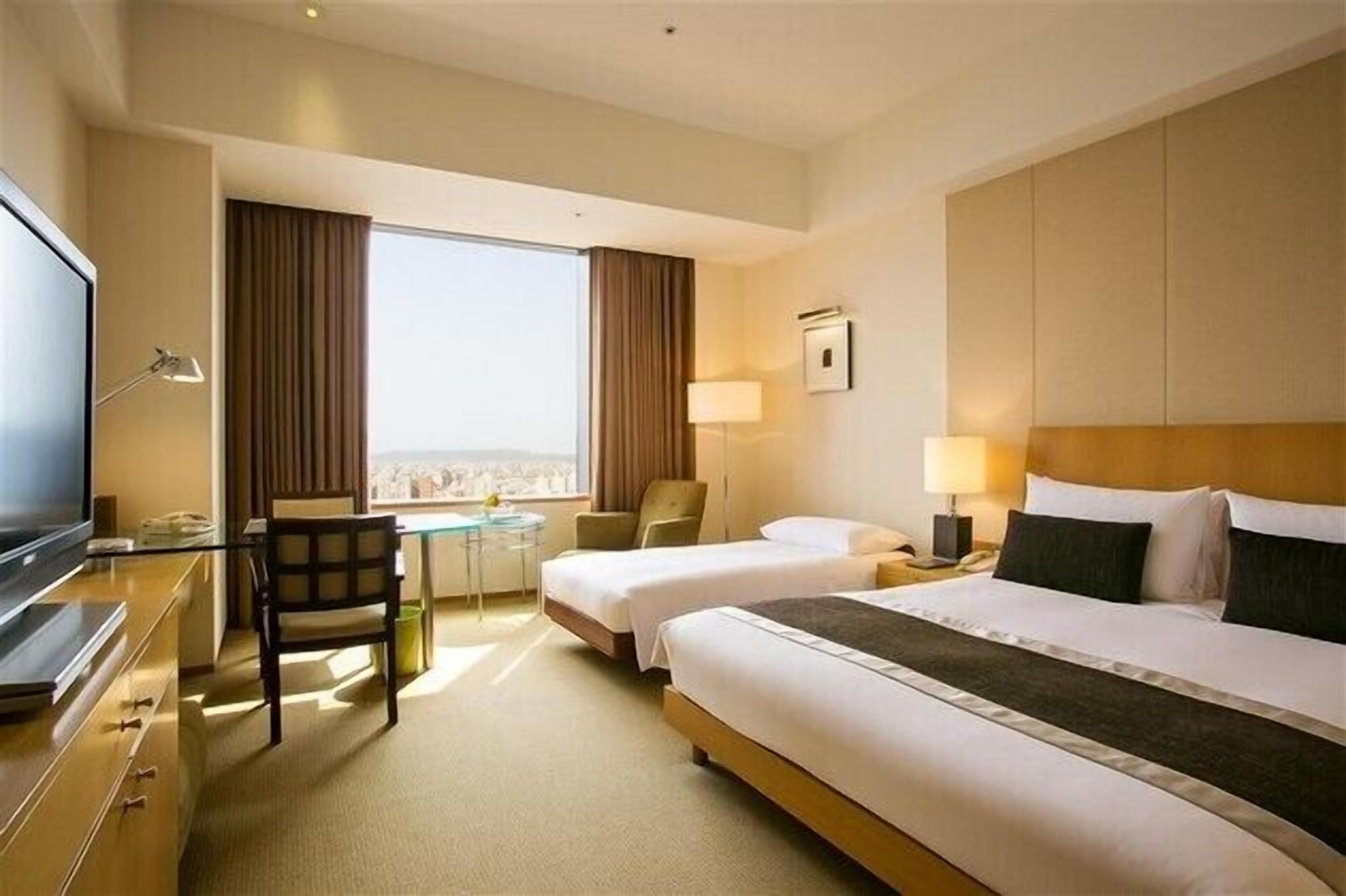 Minibar, caja de seguridad en la habitación y escritorio 