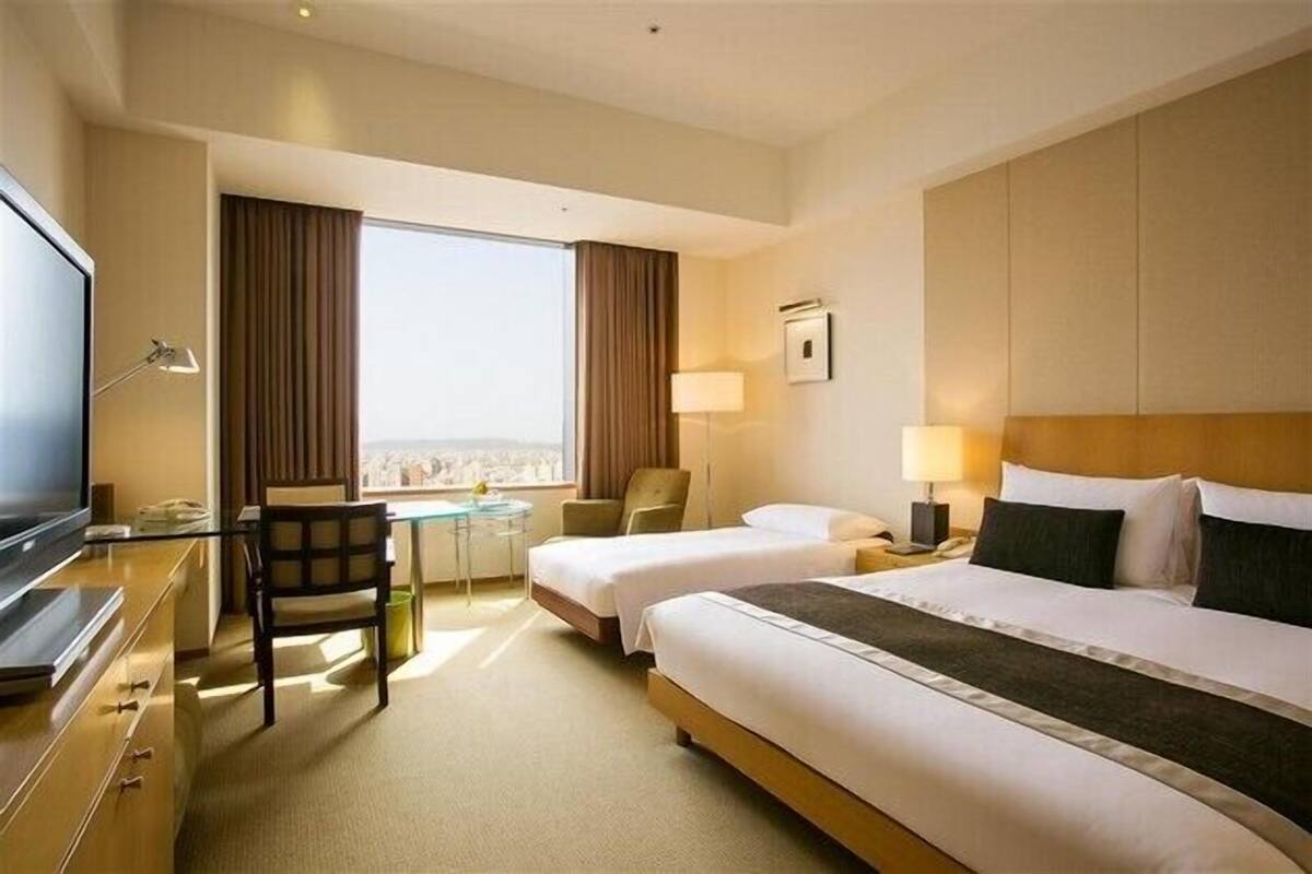 1 quarto, frigobar, cofres nos quartos, escrivaninha