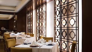 5 restaurants, servant le déjeuner et le dîner; cuisine chinoise