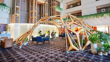 5 restaurants; breakfast, lunch, and dinner served