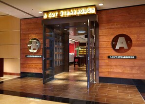 5 restaurantes; se sirve desayuno, almuerzo y cena; cocina china