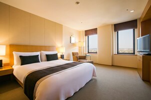 Minibar, in-room safe, desk, laptop workspace