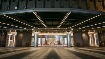 Voorkant accommodatie - avond/nacht