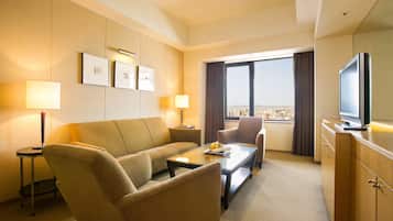 Minibar, caja de seguridad en la habitación y escritorio