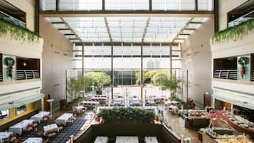 5 restaurantes; se sirve desayuno, almuerzo y cena; cocina china